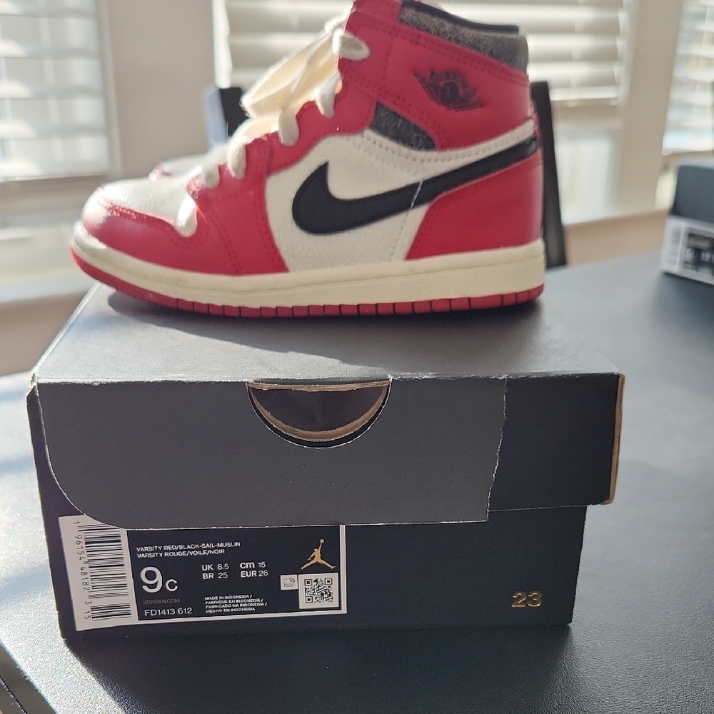 Air Jordan High OG Nike Kids Red, White, and Black Sneakers - Picture 4 of 7